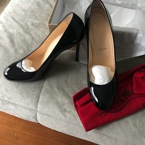 Christian Louboutin simple pump patent